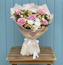 Букет цветов из:  Гвоздики, Орхидеи и Розы в Зарайске