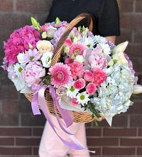 Композиция солнечный день в Зарайске Цветочная композиция из Розы, Хризантемы, Пионы и Лизиантусы в корзине в Зарайске