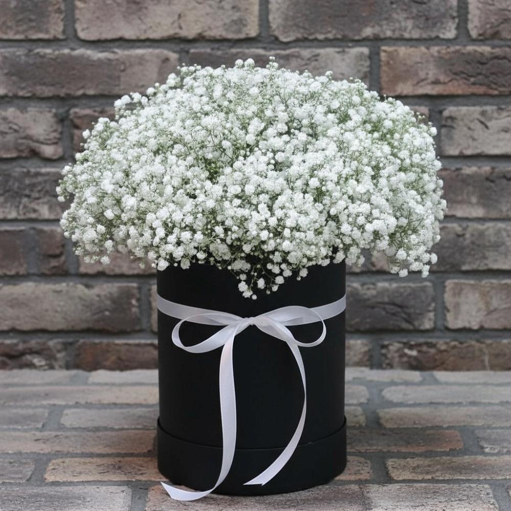 Цветочная композиция из Гипсофила в шляпной коробке в Зарайске