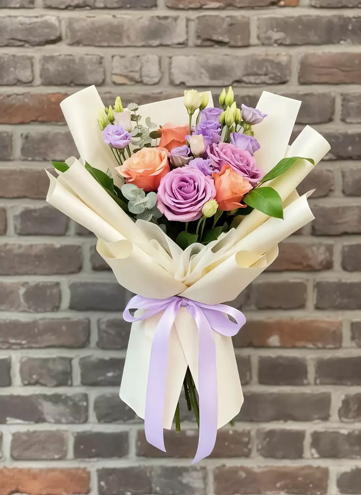 Букет цветов из: Лизиантусы и Розы в Зарайске