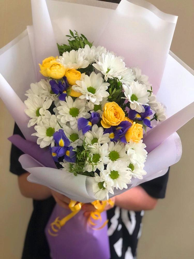 Букет цветов из: Ирисы, Хризантемы и Розы в Зарайске