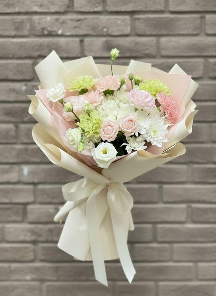 Букет цветов из: Гвоздики, Розы, Лизиантусы и Хризантемы в Зарайске