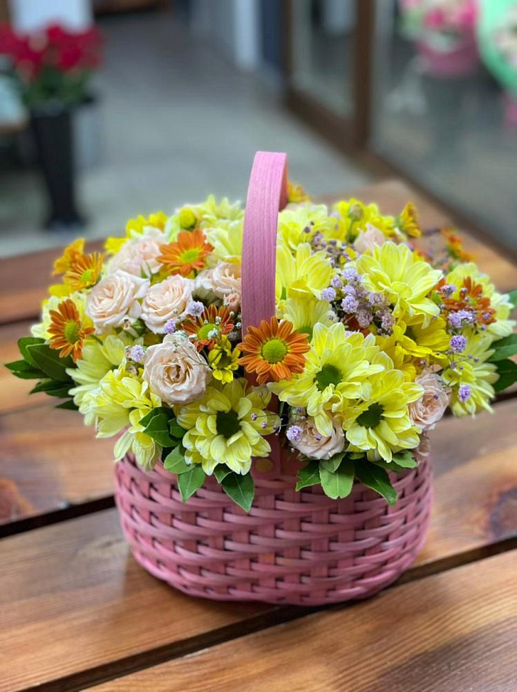 Цветочная композиция из Хризантемы и Розы в корзине в Зарайске