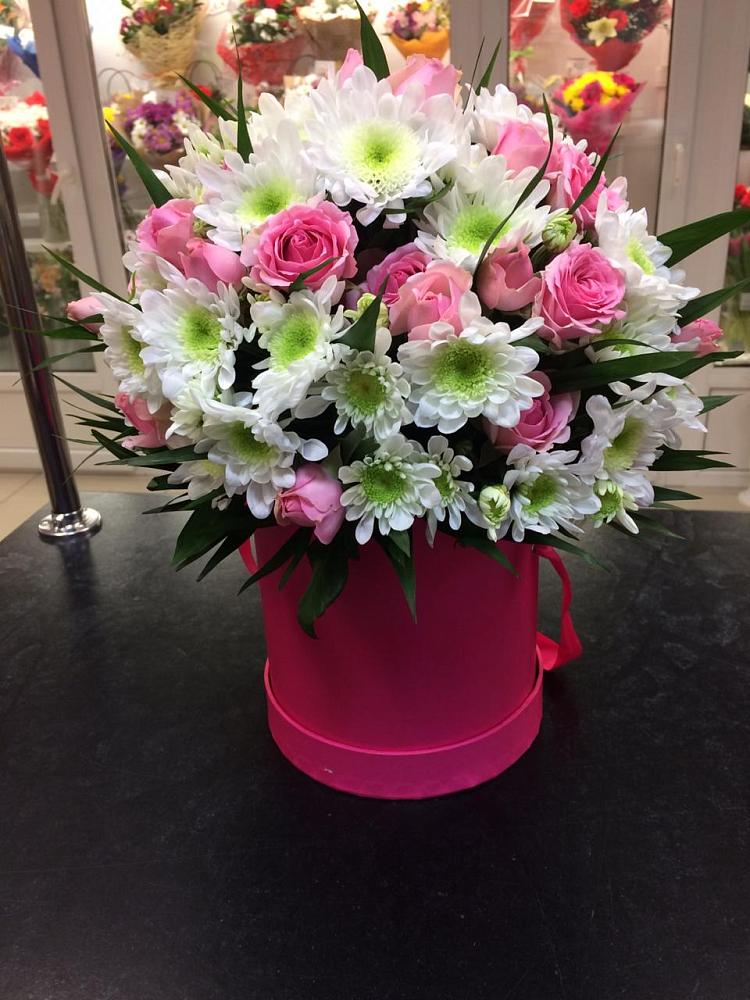 Цветочная композиция из Розы и Хризантемы в шляпной коробке в Зарайске