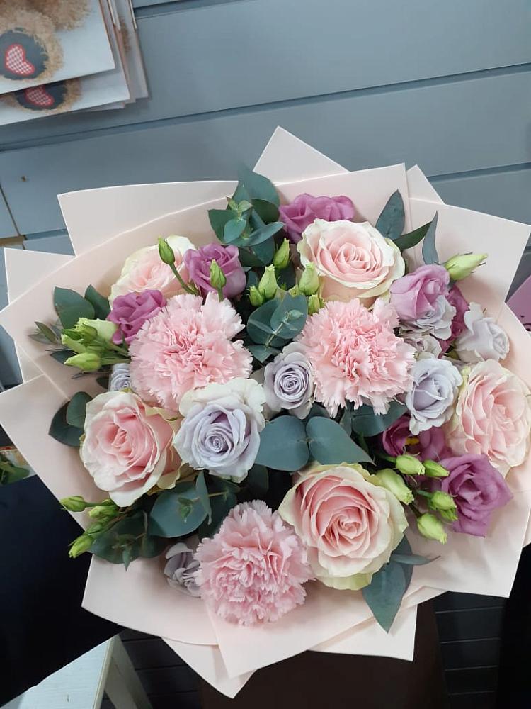 Букет цветов из: Розы, Гвоздики и Лизиантусы в Зарайске