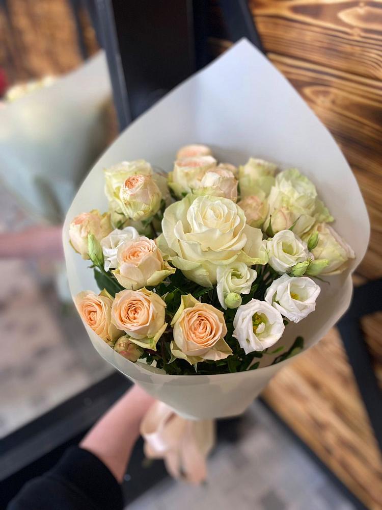 Букет цветов из: Розы и Лизиантусы в Зарайске